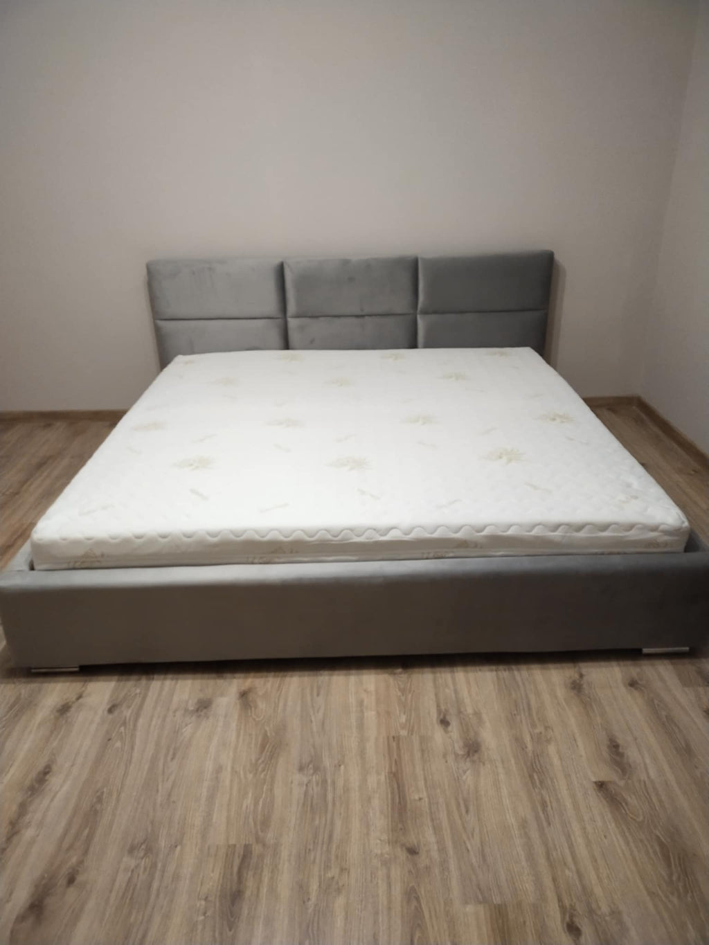 Nowoczesne łóżko tapicerowane Nova 160x200 – szare, styl i komfort