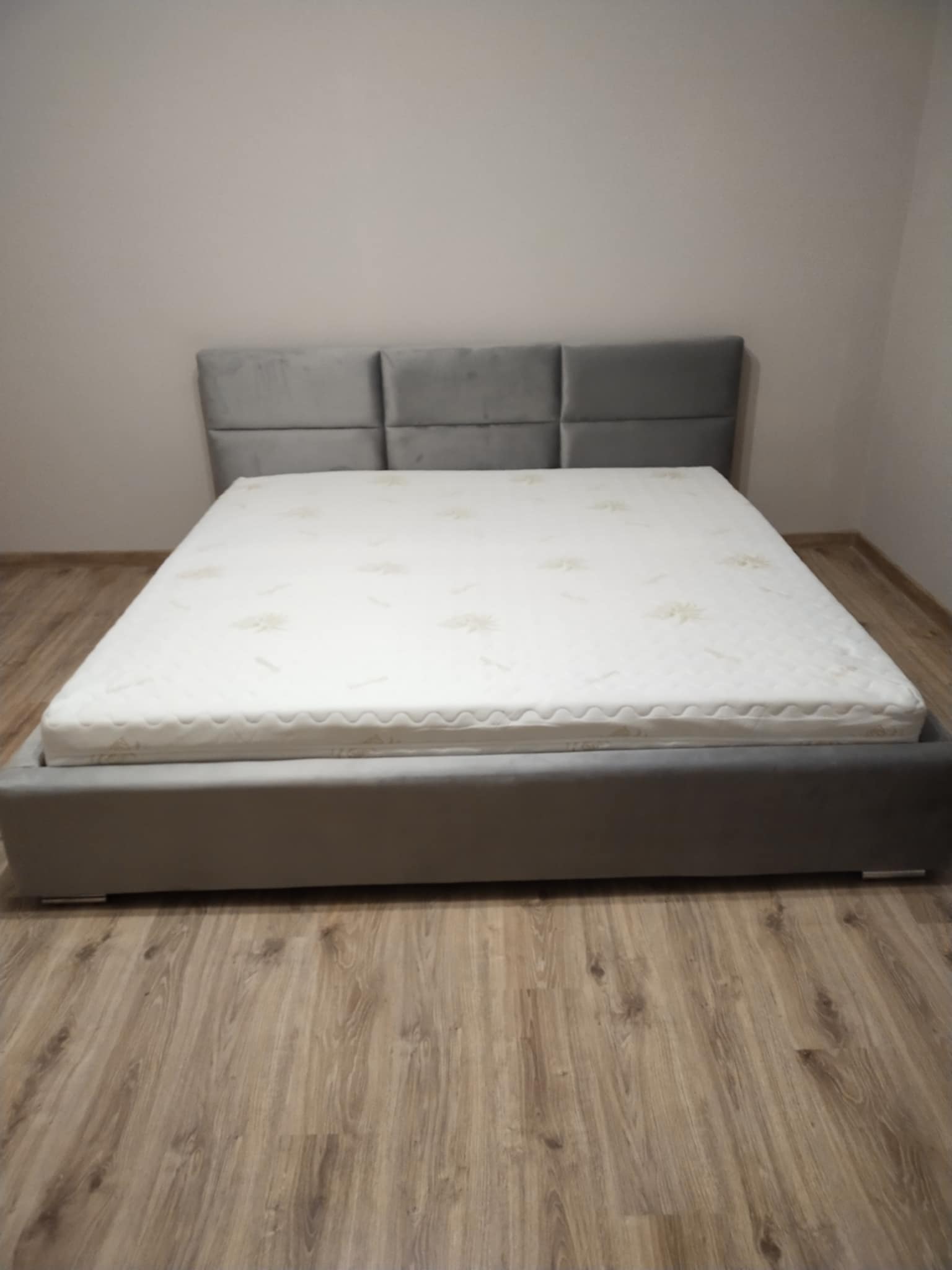 Nowoczesne łóżko tapicerowane Nova 160x200 – szare, styl i komfort