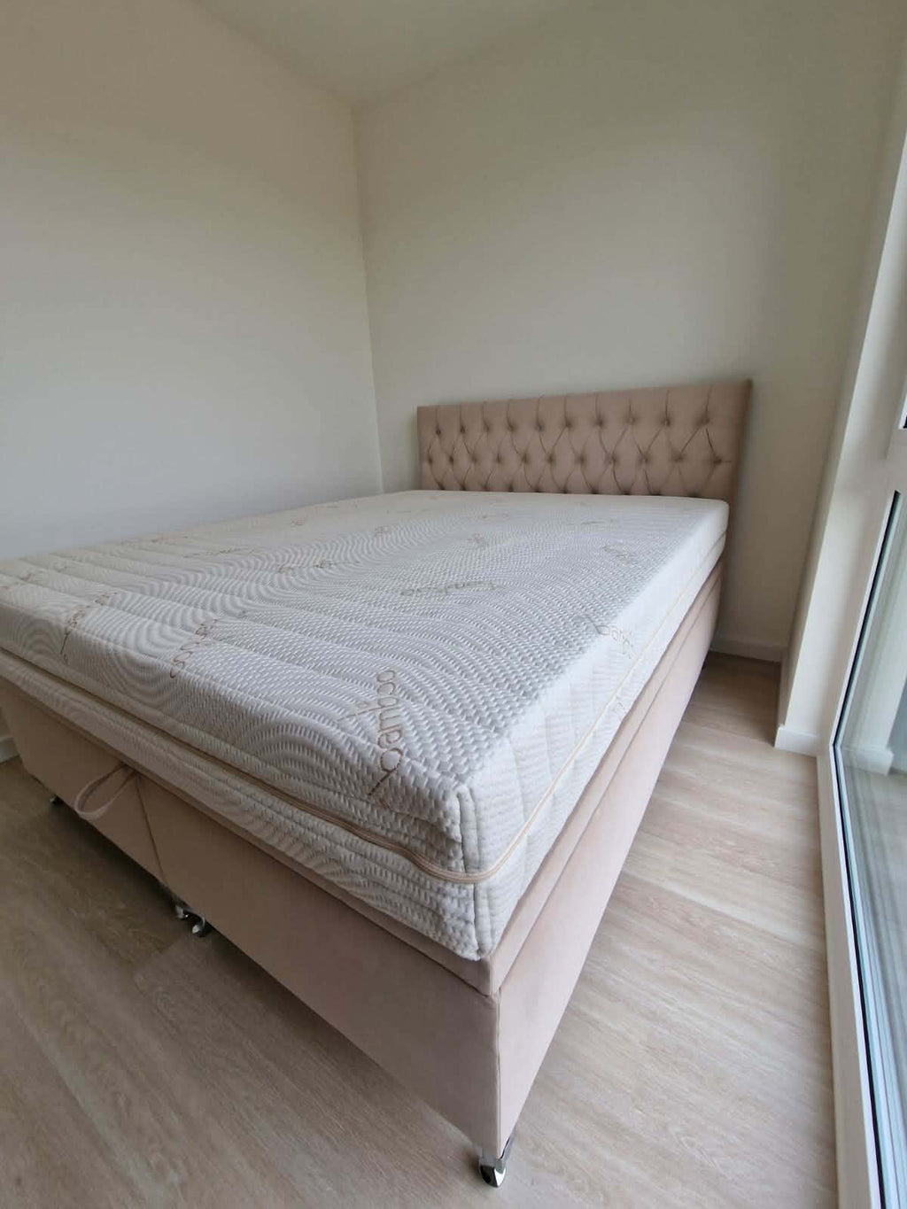 Łóżko kontynentalne Velvet 160x200 – beżowe, luksus i komfort