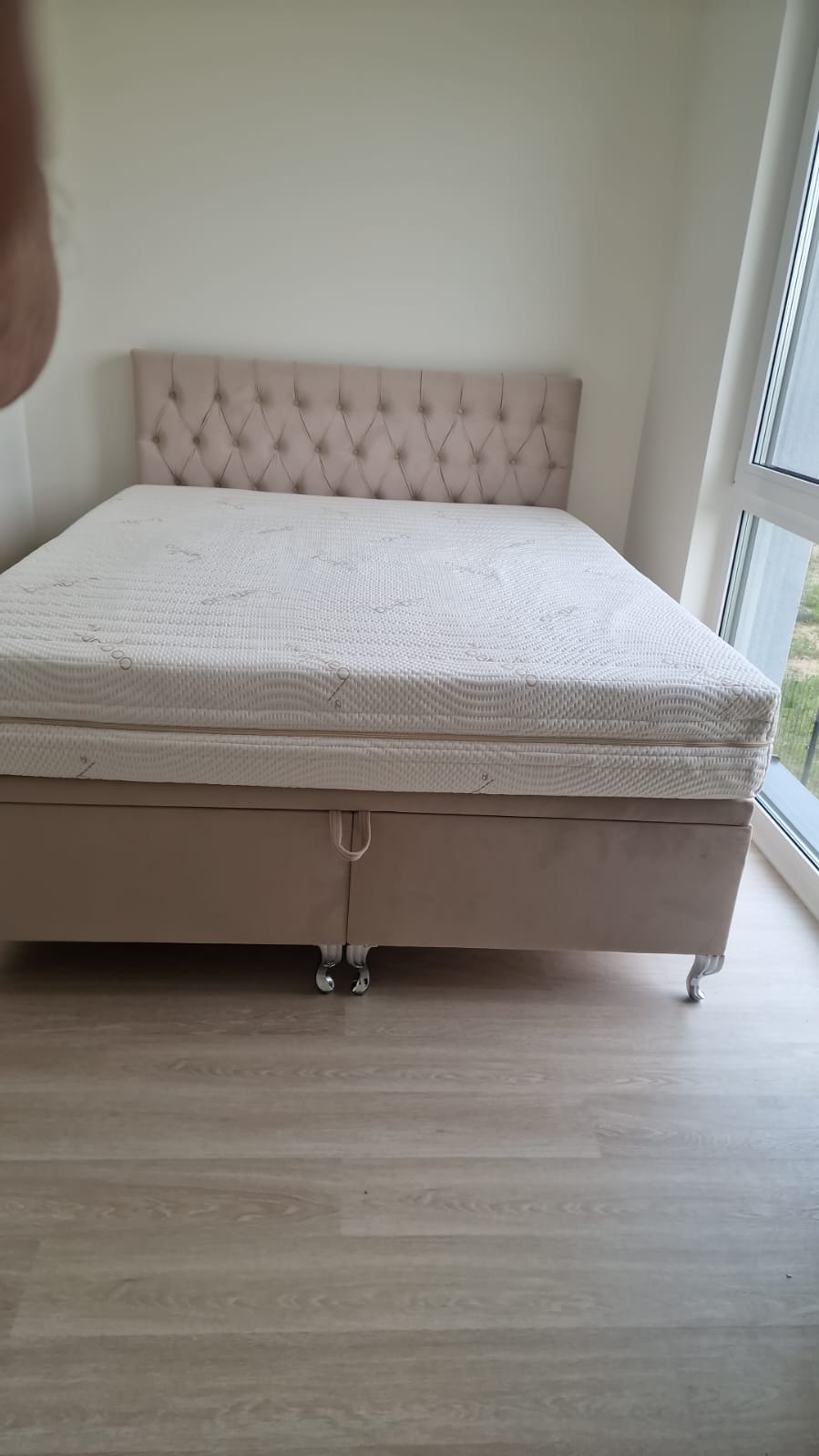 Łóżko kontynentalne Velvet 160x200 – beżowe, luksus i komfort