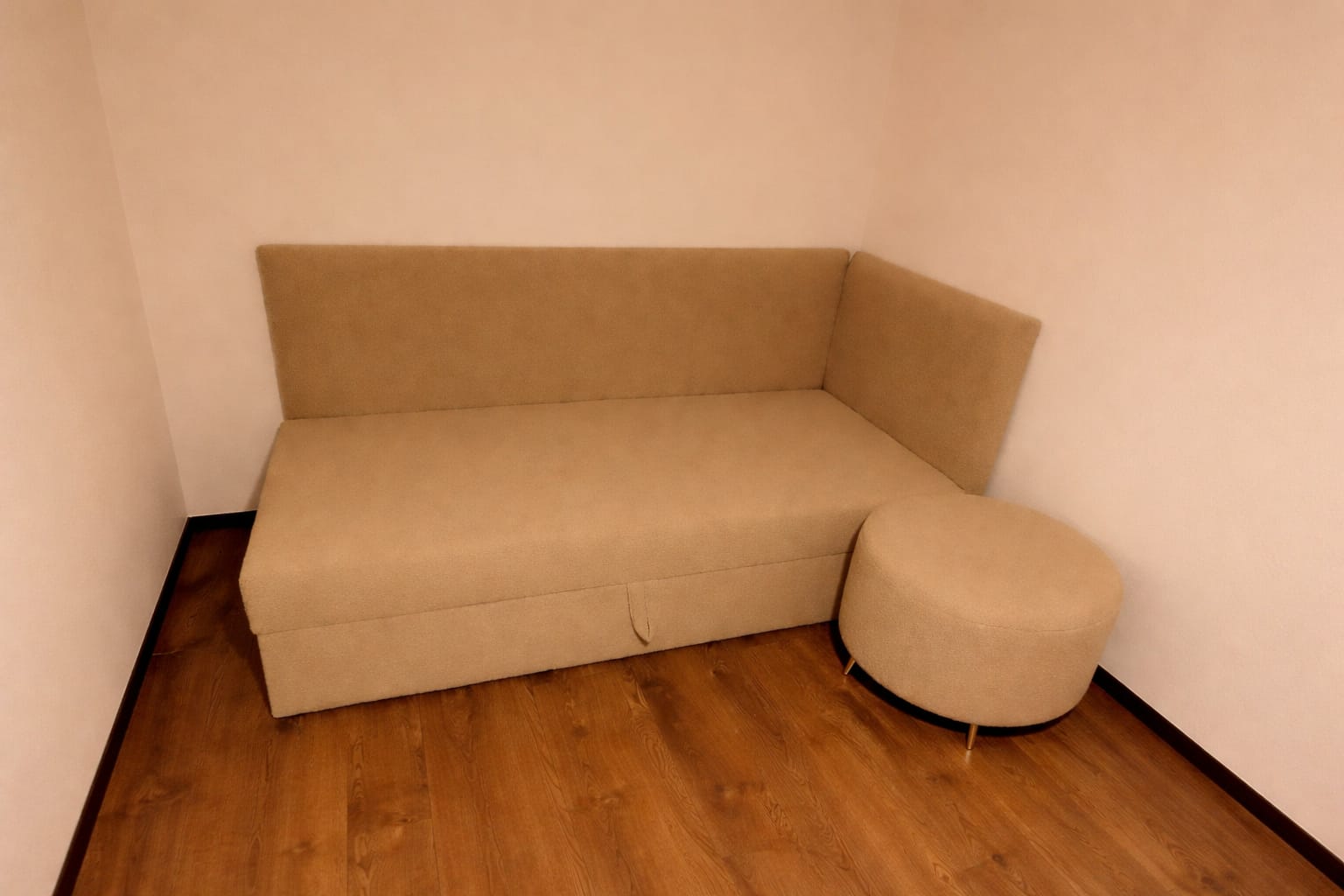 Łóżko Tapicerowane Nel z Pojemnikiem i Pufą – Beżowe Boucle 90x200