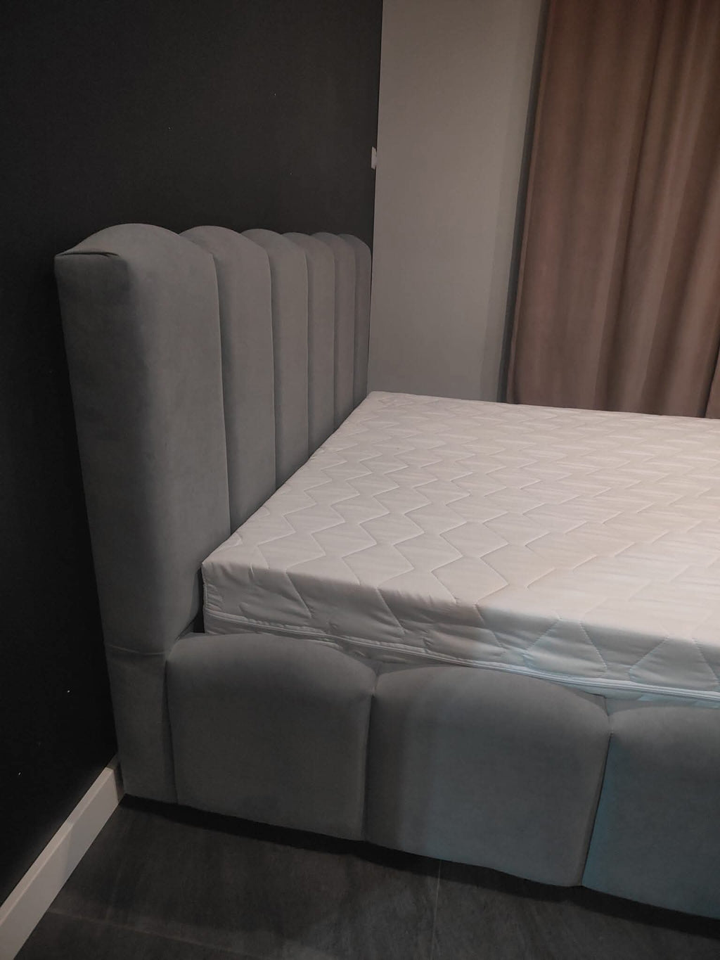 Łóżko sypialniane Bianka 160x200 – białe, elegancja i komfort