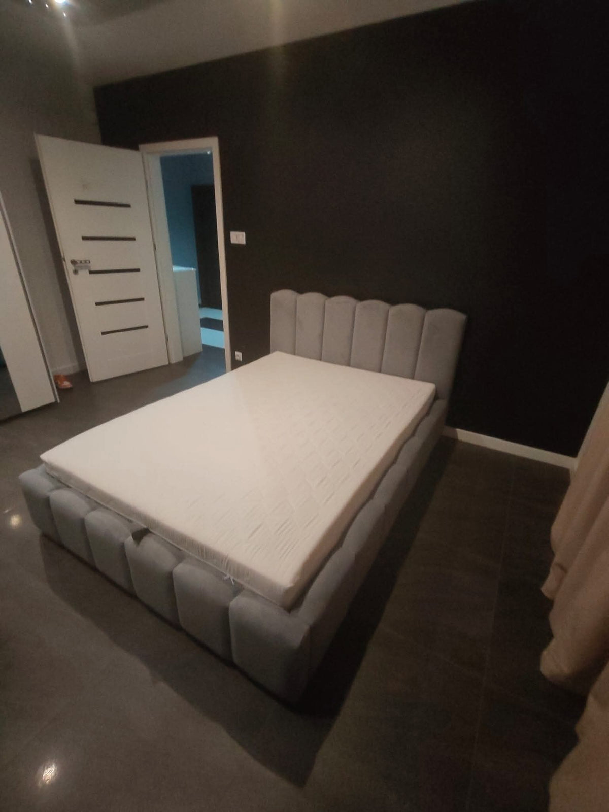 Nowoczesne łóżko tapicerowane Nova 160x200 – szare, styl i komfort