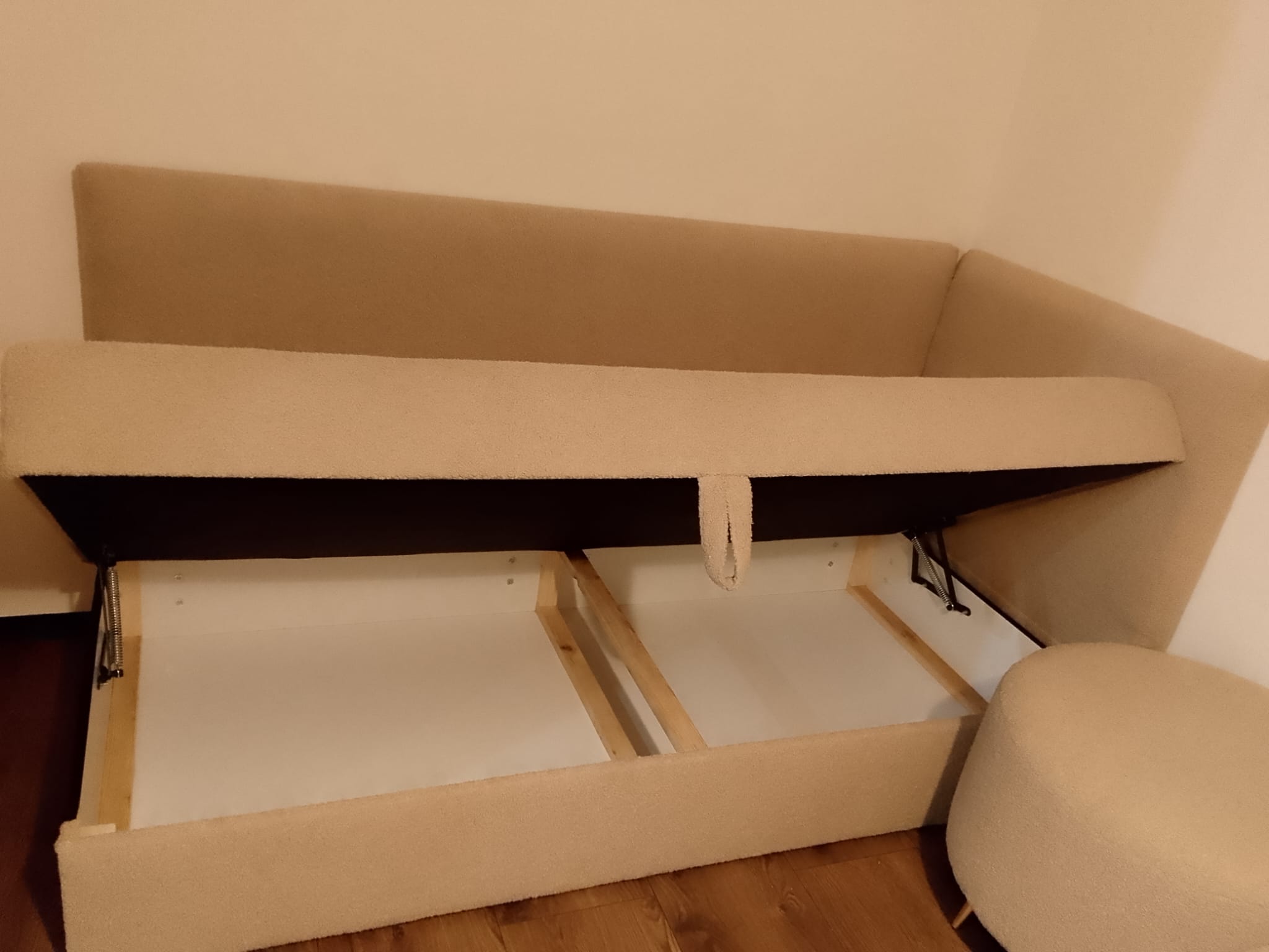 Łóżko Tapicerowane Nel z Pojemnikiem i Pufą – Beżowe Boucle 90x200
