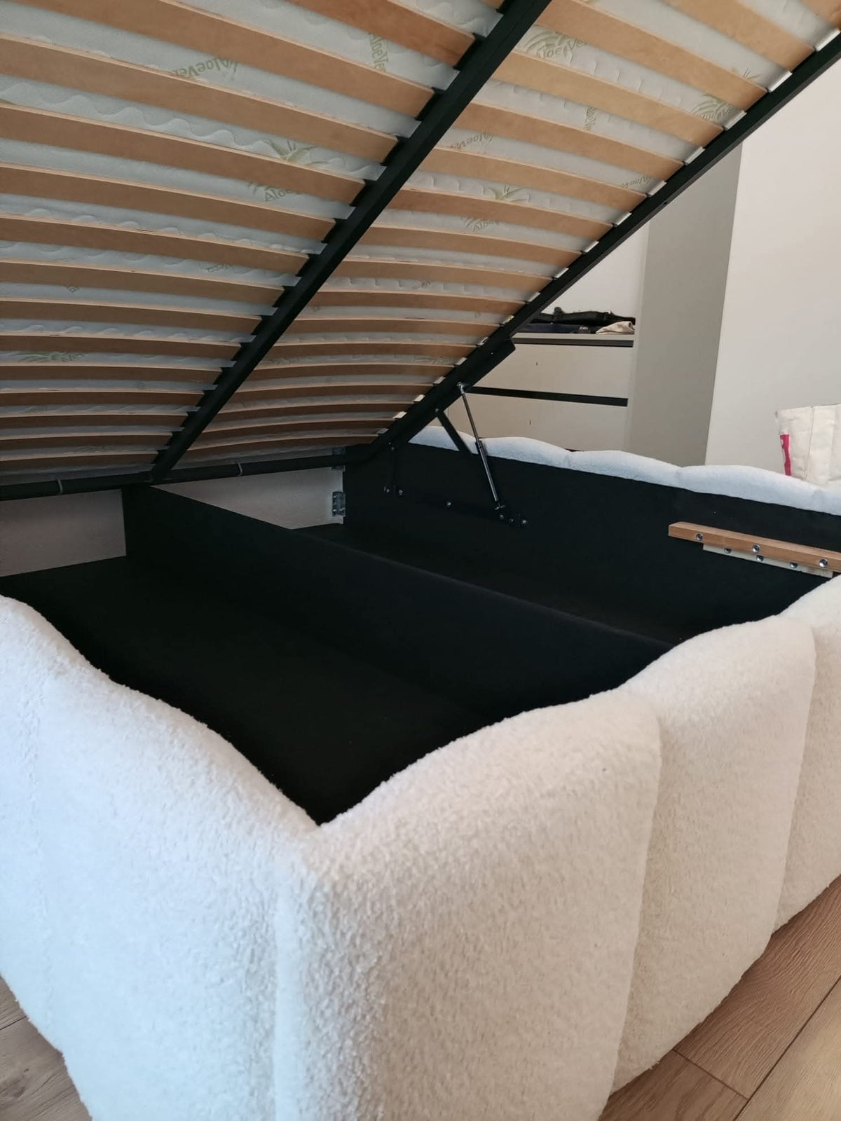 Łóżko sypialniane Bianka 160x200 – białe, elegancja i komfort